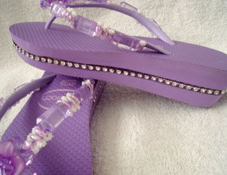 chinelo lilás escuro com plataforma e strass